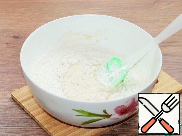 In the liquid mixture of 1 tbsp.spoon the flour. The dough is soft, plastic and does not stick to your hands.