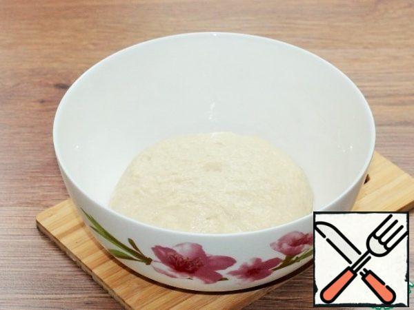 Grease the bowl and dough with vegetable oil. Cover the bowl with a film so that the dough does not wind up, and put it in a warm place to lift the dough 2.5 times. "Warm place" - it can be heated to a minimum t 30 C oven or microwave (at the bottom of the heated microwave oven lay a towel).
