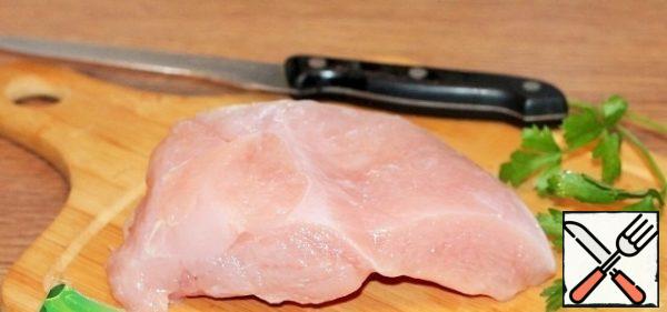 Prepare the filling. Take a piece of Turkey fillet cut into small pieces.