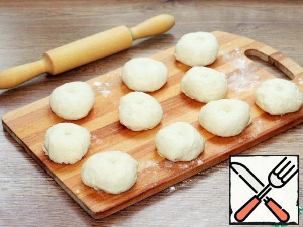 and we divide it into 10 parts, roll it into koloboks and cover it with a towel or film so that it doesn't get chapped.