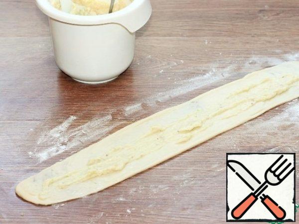 Put the filling and close the dough.
