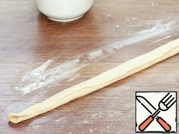 Form a roll of bread roll. It turned out 10 pieces.