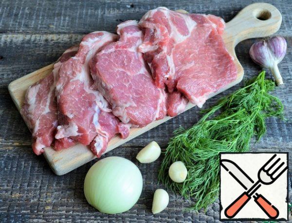 Cut the pork neck into 4 layers, 1-1.5 cm.. Wash
the greens, dry them, and peel the garlic and onion.