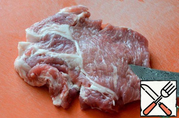 To ensure that the edges do not rise when frying meat, make four incisions along the perimeter.