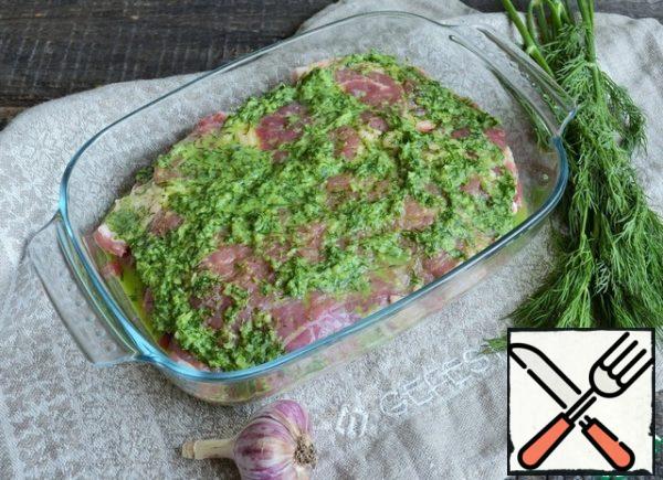 Take a container according to the size of the chipped piece, pour in a little marinade, put the meat, salt, pepper, and pour the marinade.