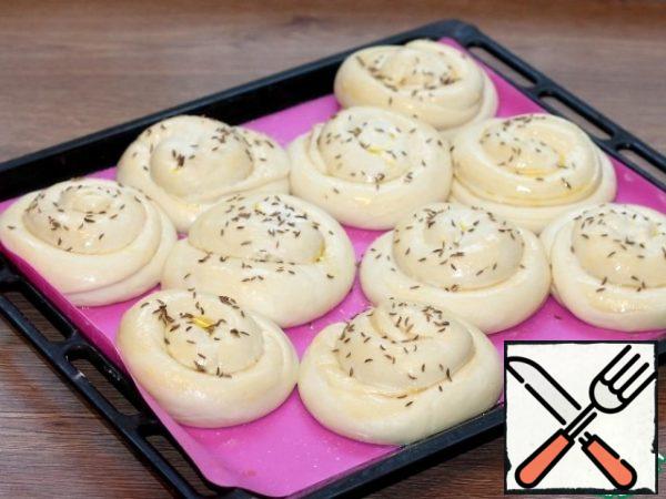 Then switch the oven to t 180-190 C. Lubricate the blanks with egg yolk mixed with milk (1 tbsp) and sprinkle with cumin or black sesame seeds.