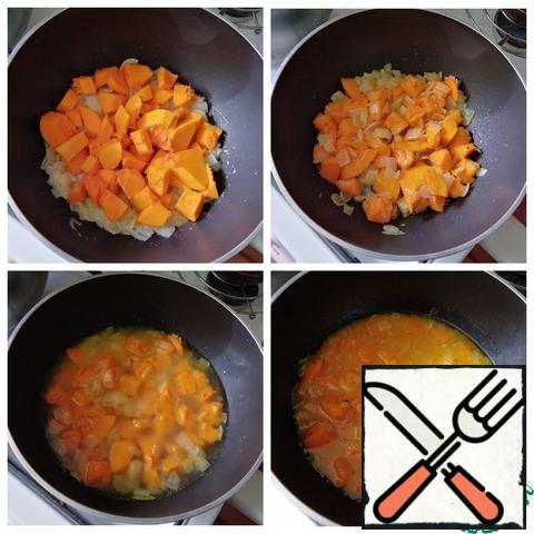 Add the pumpkin, mix and reduce the heat to a minimum, cover with a lid and simmer for 10 minutes. Pour water, you can use vegetable broth, if you have one. Put the curry, pepper with freshly ground pepper and salt to taste. Bring to a boil and cook for another 10 minutes.