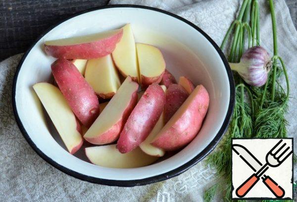 Wash the potatoes, cut into slices, pour boiling water, and cook for 5 minutes. Then flip on a sieve.