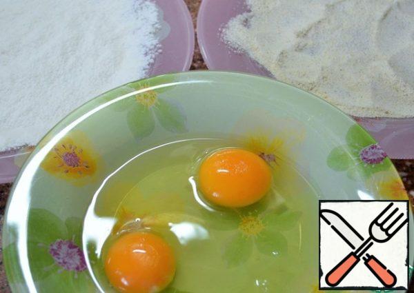 In three plates, pour the flour, break and mix the eggs, breadcrumbs + semolina.
