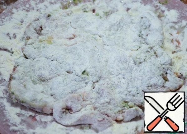 Heat the oil in a frying pan.
Remove excess marinade from meat and sprinkle with flour.