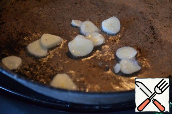 While the chops are being fried, fry the garlic plates in a frying pan, then the slices of boiled potatoes.