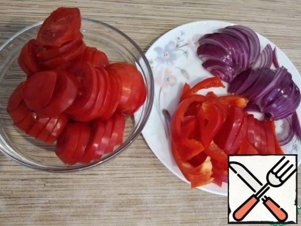 Cut tomatoes, pepper rings, red onion slices.