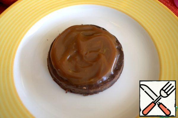Lubricate the base with caramel.