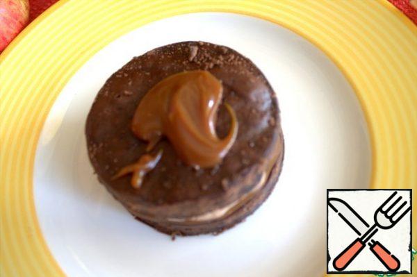 Press the new circle cake. Lubricate with caramel.
