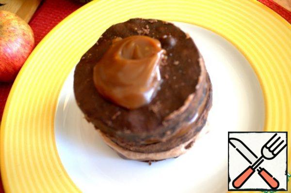 Press lightly with the final circle of cake.