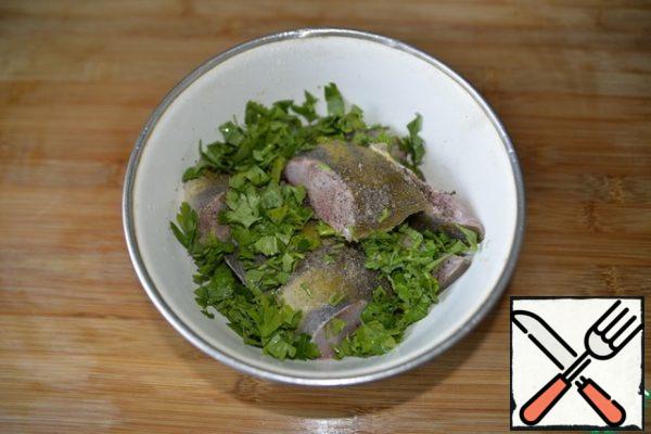 Fish clean, cut into portions, do not cut into fillets.
RUB the fish pieces with salt, black pepper, lemon juice. Put the chopped coriander, put it on for 15 minutes to marinate in the cold.