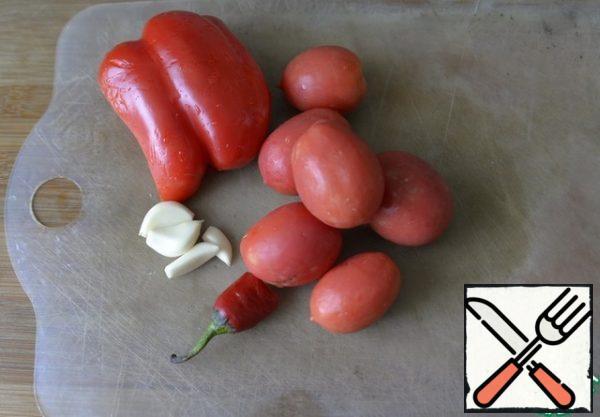 Preparing the sauce. Take tomatoes, garlic, hot pepper and half of the sweet pepper.