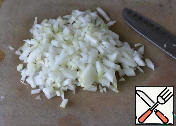 Peel the onion and cut it into small cubes.