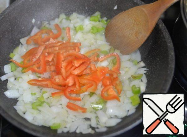 Put the remaining pepper, cut into strips, and simmer for 5 minutes.