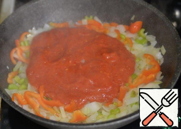 Pour the vegetable puree into the pan.