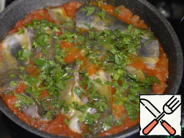 Put the pieces of fish in the sauce, pour the sauce on top. Cover with a lid, simmer over medium heat for about 20 minutes, until the fish is ready.
