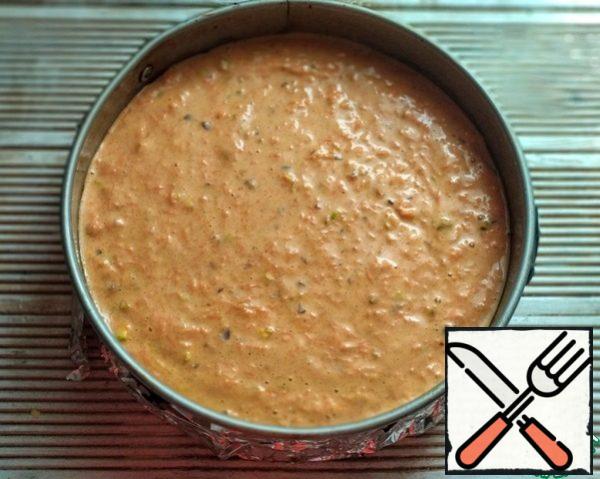 Form for baking (diameter 20 cm) cover with foil or parchment, grease with vegetable oil. Distribute the dough in it. Cook in the oven, preheated to 170 gr., 40-45 min. Check readiness with a dry skewer.