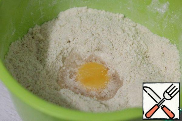 Make a small recess in the lid, pour in the yolk and part of the water.