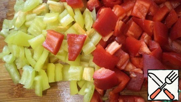 Prepare the filling:Cut the green and red pepper into small pieces, as well as cut the tomatoes.