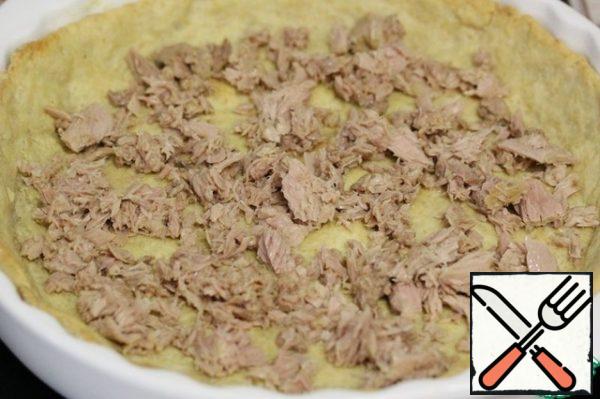 Reduce the oven temperature to 180 °C.Put the tuna pieces on the base.