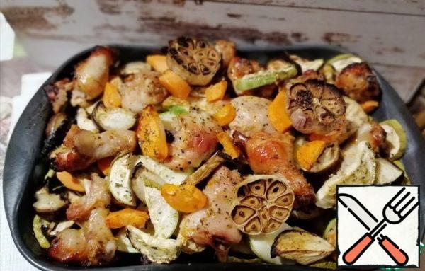 Cut the garlic in half and put it on top, drizzle with vegetable oil and sprinkle with Provencal herbs .