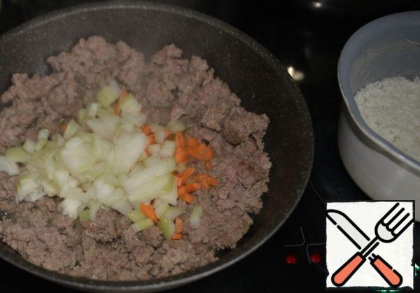 Vegetables are cleaned and washed. Onions cut into small cubes, carrots three on a grater or finely cut, put to the fried minced meat. Stir and simmer over medium heat for 5 minutes.