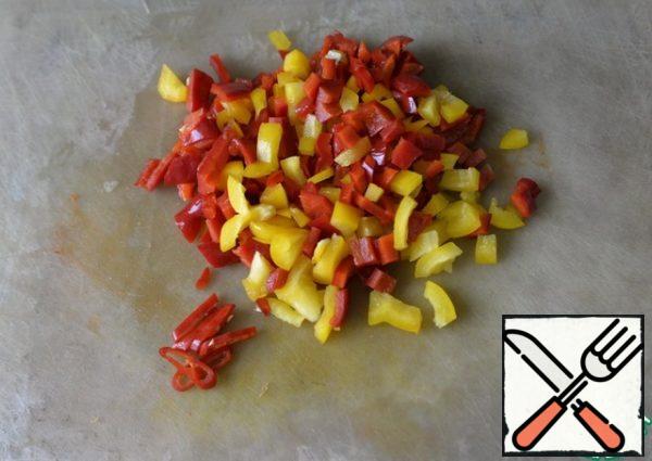 Pepper is cleaned, cut into cubes, hot pepper rings. I took yellow and red pepper for beauty.