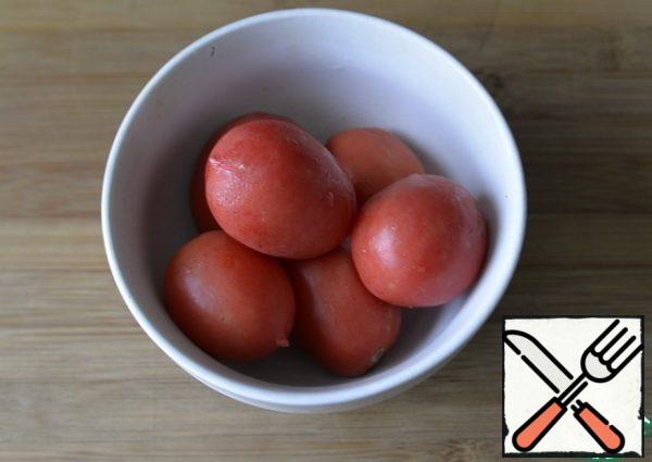 Tomatoes are punched with a blender or scalded and finely cut.