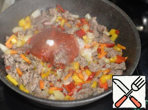 Put the chopped tomatoes in the pan, add salt, sugar, pepper.