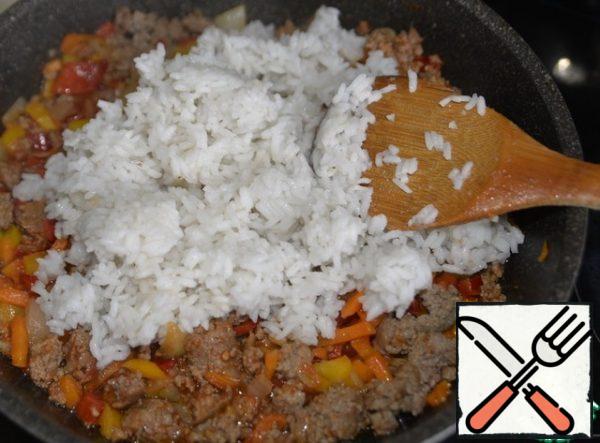 Put the rice in the pan. Stir.