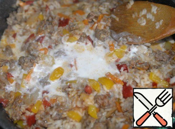 Mix sour cream with water or broth. Fill the vegetables with minced meat and rice.