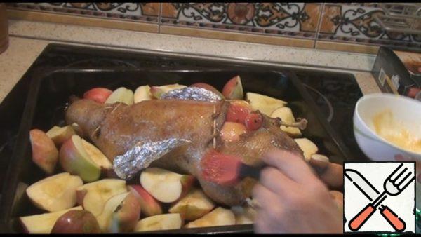 Cover the duck with the remaining apples and smear with honey. We send the duck to finish baking. Bake until you pierce the duck near the bone with a toothpick and a clear liquid oozes out of it. I baked for another hour. If your oven is very hot, you can cover the duck with foil.