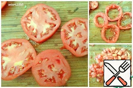 Cut the tomato into slices across. Remove the middle in each plastic, leaving the walls about five millimeters. Cut the extracted tomato pulp into small pieces.