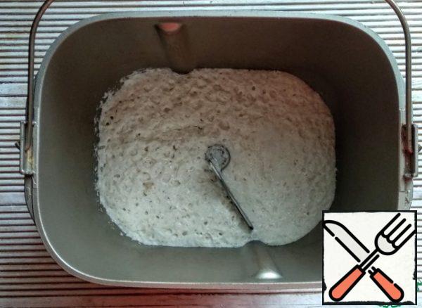 I will knead the dough in a bread maker. Pour the milk and yeast into the bread maker bucket.