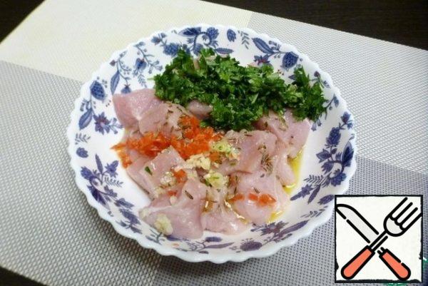 Add to the Turkey finely chopped herbs, garlic, hot pepper, fennel seeds, a little olive oil and salt.