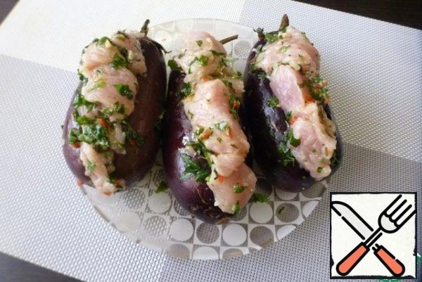 Pour in 1-2 tsp of olive oil and fill the cut in the eggplant with Turkey pieces. Fill tightly, let the top stick out. During the baking process, the meat will decrease in volume.