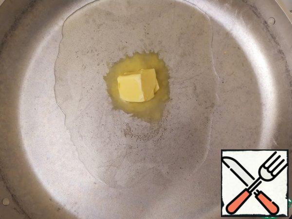 Melt the butter in olive oil.