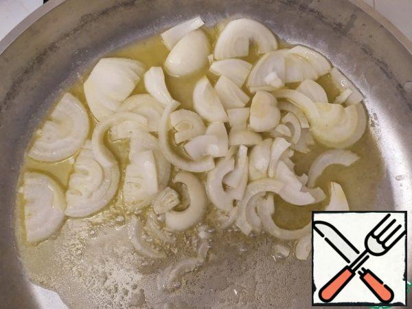 Cut the onion into half rings and put it in the pan.