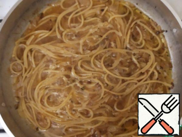 Add water/broth as needed. The goal is that by the time the pasta is ready, we have not broth, but sauce.