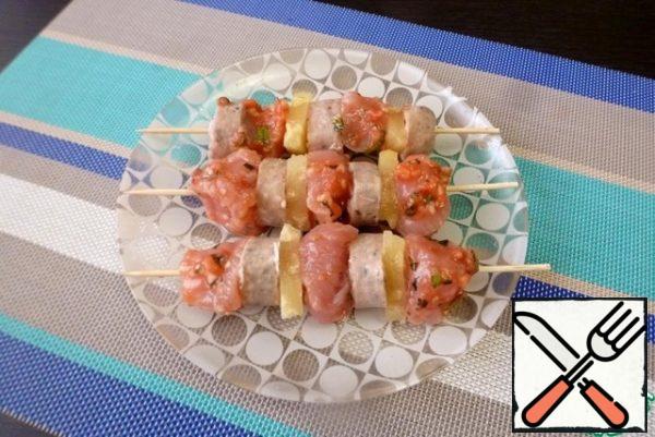 On skewers alternately thread meat, Turkey, pineapple, sausage.