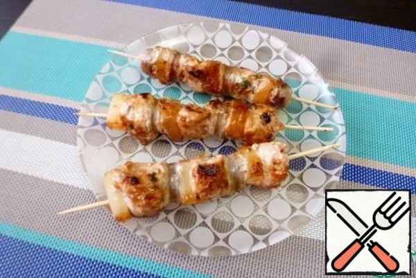 Fry in a convenient way. I was frying in a pan.
Of course, they are suitable for cooking on the grill or grill, they will be soaked in smoke and will be even tastier.