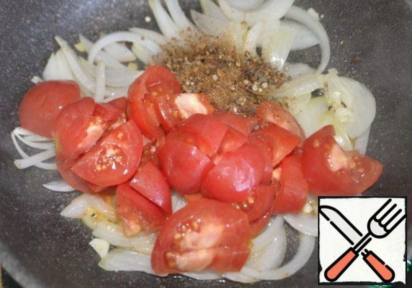 Fry the onion, garlic and ginger in vegetable oil, put the chopped spices, chopped tomatoes.