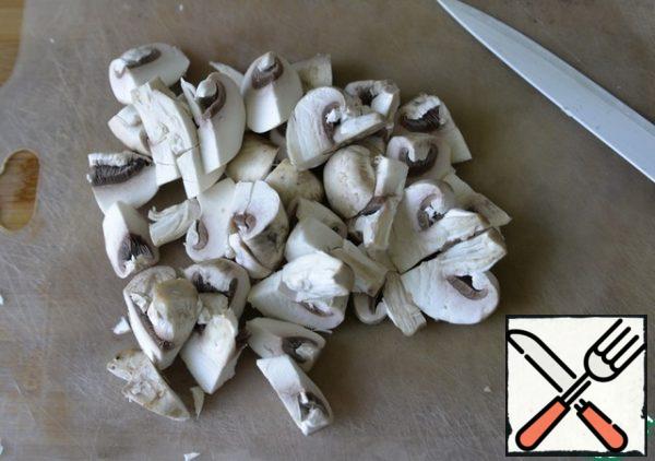 Wash mushrooms, cut into large slices. I have champignons, if forest mushrooms, then I recommend first to boil a little.
