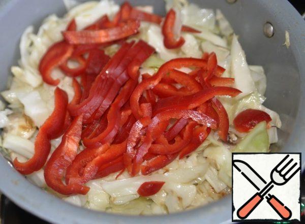 In vegetable oil, fry the cabbage with mushrooms, put the bell pepper cut into strips.
