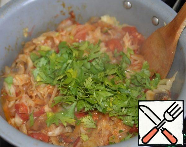 Put the chopped greens, mix. Let the vegetables brew with the lid closed for 10 minutes.